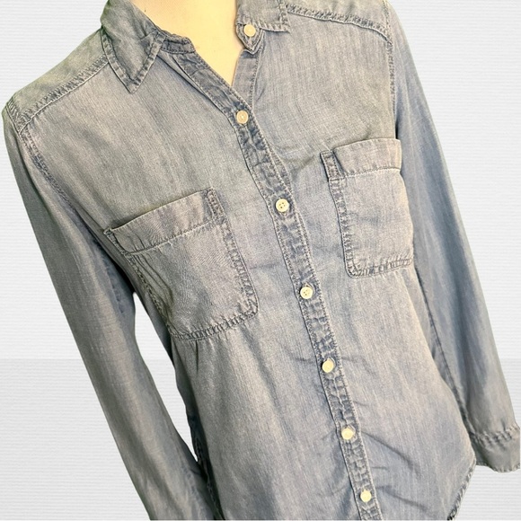 Abercrombie & Fitch Lyocell Medium Wash Denim Double Breast Pocket Button Down - Picture 2 of 6
